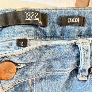 1822 Denim Light Blue Cropped Women's Jeans